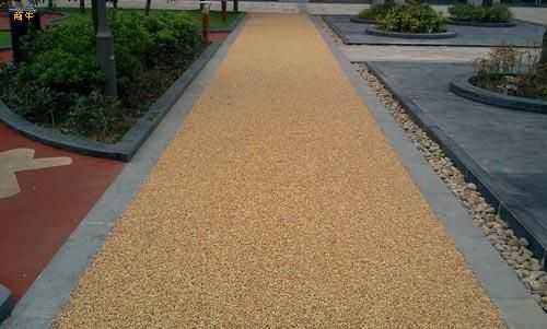 膠粘石路面施工